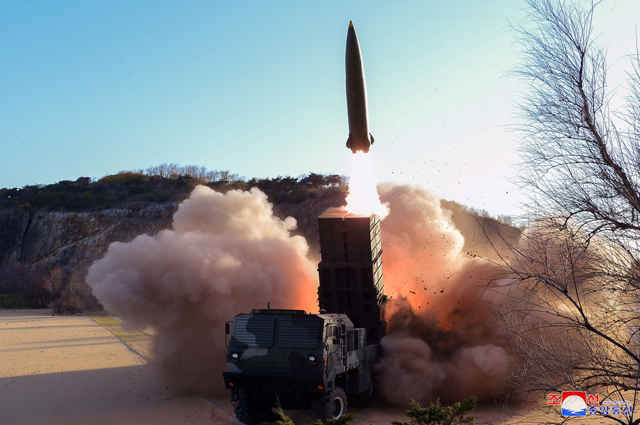 ▲ 북한이 지난 4월 17일 시험발사한 '신형 전술유도무기'. 한국군의 KTSSM과 매우 흡사한 소형 탄도미사일이다. 북한은 이 미사일에 핵탄두 장착이 가능하다고 주장했다. ⓒ연합뉴스. 무단전재 및 재배포 금지.
