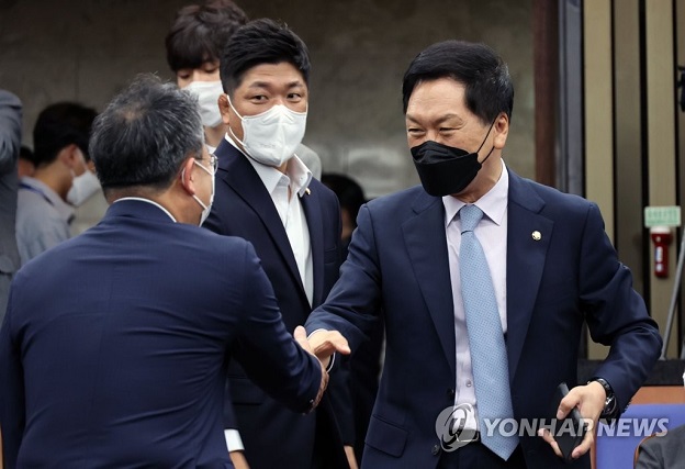 ▲ 김기현 국민의힘 의원이 20일 서울 여의도 국회에서 열린 의원총회에 참석하며 의원들과 인사하고 있다.ⓒ연합뉴스