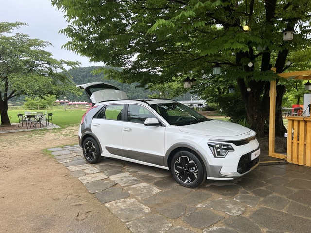 ▲ 니로 EV 모습. C필러의 색상 대비가 강렬하다. ⓒ김재홍 기자