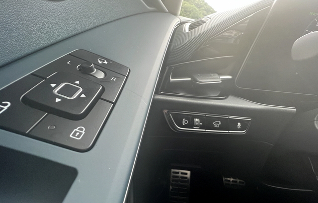 ▲ 독특한 디자인의 윈도우 스위치 패널 모습. ⓒ김재홍 기자