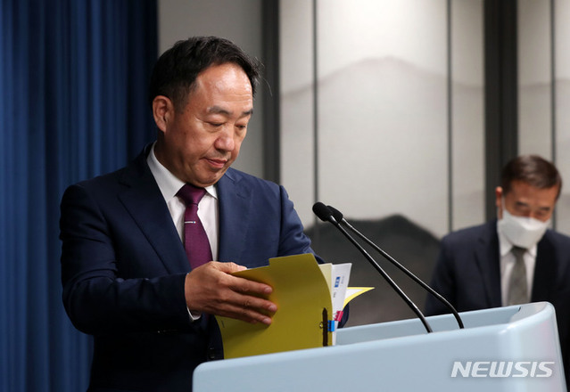 ▲ 강승규 시민사회수석이 20일 서울 용산 대통령실 청사 브리핑룸에서 국민제안 심사위원회 출범 관련 브리핑을 하기 위해 단상에 오르고 있다. ⓒ뉴시스