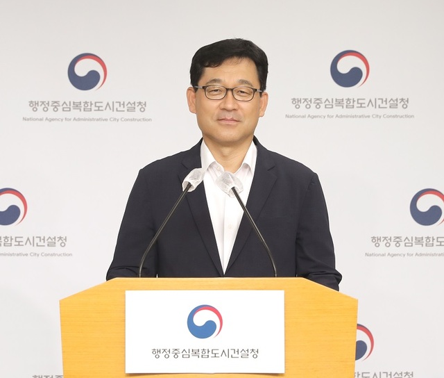 ▲ 유근호 행복청 시설사업국장이 20일 오후 정부세종청사에서 정례브리핑을 갖고 주요 교통인프라 조성 추진현황과 향후 계획을 발표하고 있다.ⓒ행복청