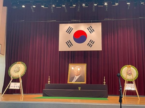▲ 2022년 7월19일 현충원에서 거행된 이승만 건국대통령 서거 52주기 추모식. 무대위에 윤석열 대통령과 박민식 보훈처장 화환이 보인다.ⓒ뉴데일리