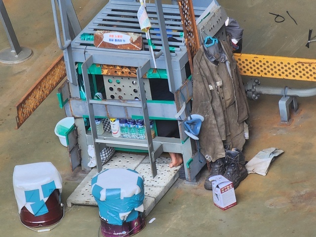 ▲ 유최안 하청지회 부지회장이 가로·세로·높이 1ｍ 철 구조물 안에서 농성 중이다. ⓒ독자 제공