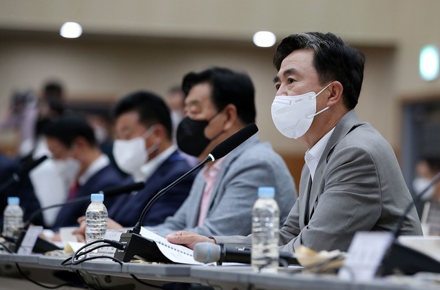 ▲ 김태흠 충남도지사가 20일 보령머드테마파크 컨벤션관에서 열린 민선8기 첫 지방정부회의에서 모두 발언을 하고 있다. ⓒ충남도