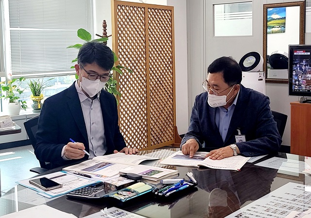 ▲ 주낙영 경주시장이 20일 김완섭 기획재정부 예산실장을 만나 경주시가 사활을 걸고 추진 중인 주요 현안 사업의 국비 반영을 요청하고 있다.ⓒ경주시