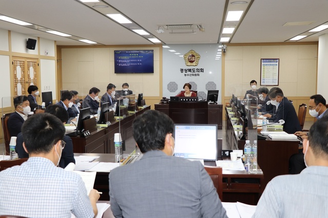 ▲ 경상북도의회 농수산위원회(위원장 남영숙)는 7월 18일 제333회 경상북도의회 임시회 농수산위원회 회의를 열고  제1회 추가경정예산안에 대한 심사를 진행했다.ⓒ경북도의회
