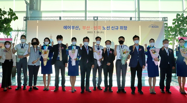 ▲ (왼쪽에서 7번째)안병석 에어부산 대표를 비롯한 관계 기관 관계자들이 부산~방콕 노선 신규 취항을 기념해 사진 촬영을 하고 있다. ⓒ에어부산