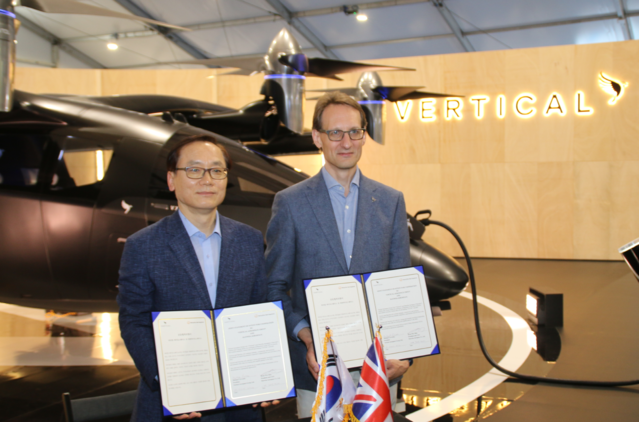 ▲ 20일(현지시간) 영국 런던에서 열린 판버러 에어쇼에서 신현우 한화에어로스페이스 사장(왼쪽)과 마이클 세르벤카 버티컬 에어로스페이스 사장(오른쪽)이 공동협력의향서 체결 직후 버티컬사의 VX4 기체 앞에서 기념 촬영을 하고 있다.ⓒ한화에어로스페이스