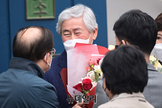 ▲ 박근혜 정부 시절 국가정보원으로부터 특수활동비를 불법 수수한 혐의로 징역 5년을 선고 받은 최경환 전 의원이 지난 3월 17일 오전 경기 안양교도소에서 가석방으로 출소 후 지지자가 준비한 꽃다발을 받고 있다. ⓒ(경기 안양=강민석 기자)