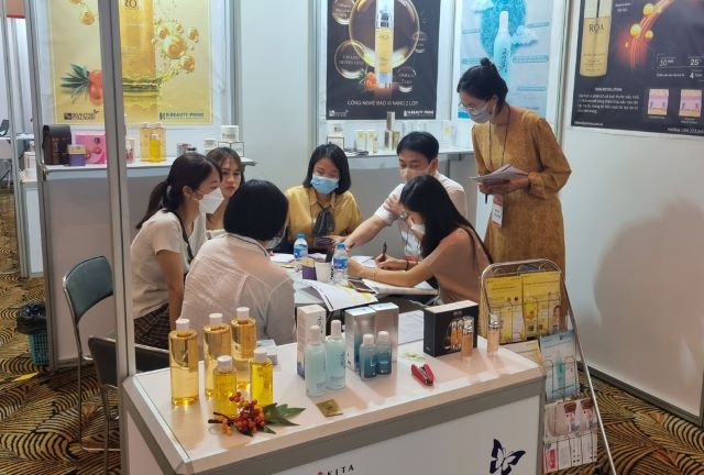 ▲ 충북기업 관계자들이 베트남 현지 바이어와 수출상담을 하고 있다.ⓒ충북도