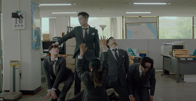 ▲ 국립현대무용단 '볼레로 만들기' 공연 장면.ⓒ아이엔지콜라보그룹 아츠인탱크