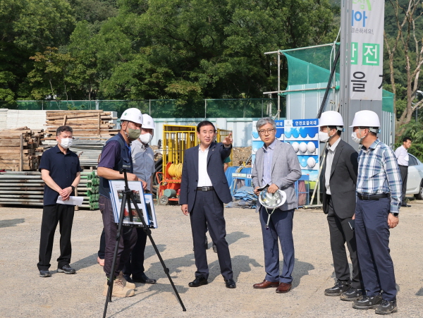 ▲ 조길형 충주시장이 지난 20일 수안보 개발현장을 방문해 진행상황을 점검했다.ⓒ충주시