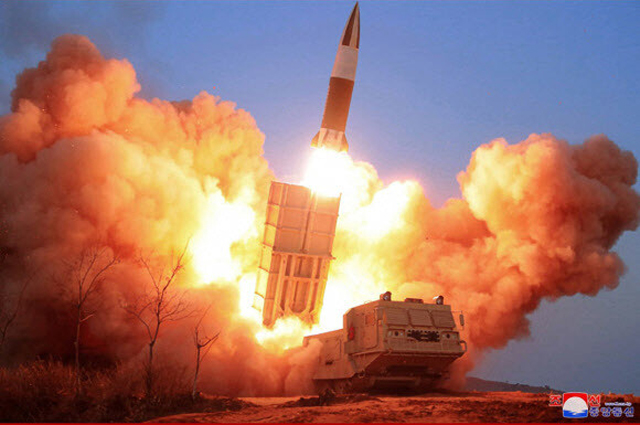 ▲ 2020년 3월 21일 북한의 신형전술유도무기 시험발사 장면. 북한은 2019년 5월부터 시험발사를 한 탄도미사일들에 소형 핵탄두를 장착할 수 있다고 주장하고 있다. ⓒ연합뉴스. 무단전재 및 재배포 금지.