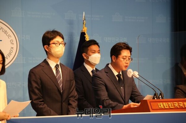 ▲ 이동학 더불어민주당 당대표 예비후보와 권지웅 더불어민주당 최고위원 예비후보를 비롯한 민주당원 9명이 21일 국회 소통관에서 기자회견을 하고 있다. ⓒ이동학 캠프 제공