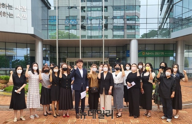 ▲ 세종·충북 학교 학부모연합회와 세종시학교운영위원장협회의가 21일 최근 정부가 지방교육재정교부금(교육보조금) 재원을 가칭 고등·평생교육지원 특별회계로 전환하는 방안과 관련해 성명서를 발표한 뒤 정부가 질 높은 교육을 보장하라고 촉구하고 있다.ⓒ이길표 기자