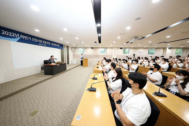 ▲ 백정완 대우건설 대표이사가 하반기 신입사원들과의 대화를 통한 소통의 자리를 갖고 있다.ⓒ대우건설