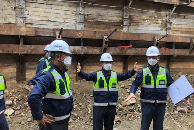 ▲ 박석준 SM그룹 경남기업 대표가 목감수암 도로 현장을 찾아 점검하고 있다. ⓒSM그룹