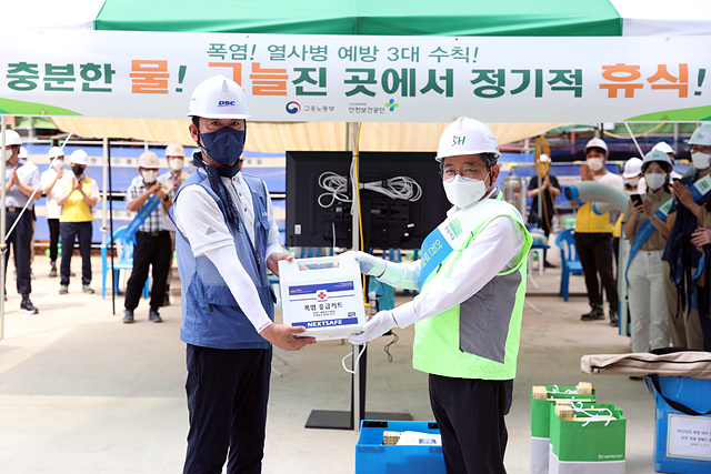 김헌동 SH공사 사장(오른쪽)이 야외근로자들의 안전을 위해 폭염 응급키트를 전달하고 있다.ⓒSH공사