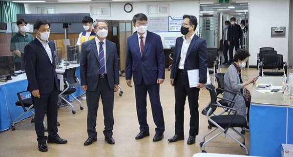 ▲ 이경열 대전국세청장이 지난 19, 20일 서대전세무서와 청주세무서를 잇따라 방문, 납세자들의 애로사항을 청취하고 직원들을 격려했다.ⓒ대전지방국세청