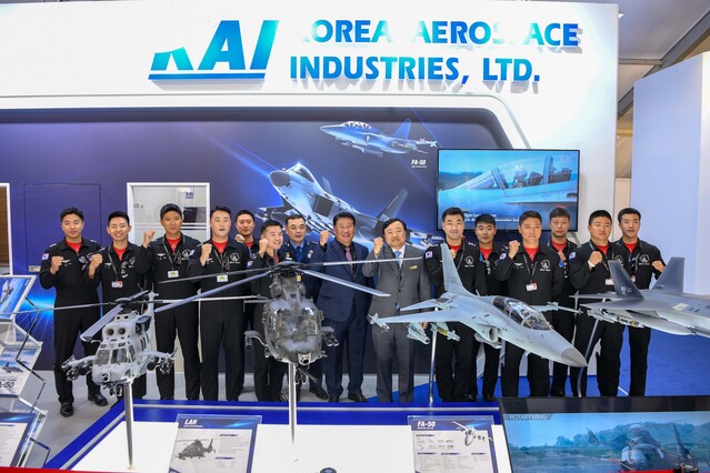 ▲ 안현호 KAI 사장과 KAI 부스를 방문한 박인호 전임 공군참모총장, 공군 블랙이글스팀이 함께 모여 기념사진을 찍고있다.ⓒ한국항공우주산업