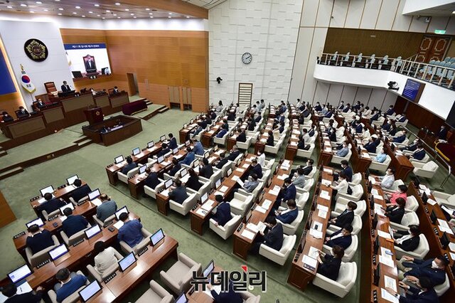 ▲ 21일 오후 서울시의회가  311회 임시회 제2차 본회의를 열어 서울시의 조직개편안이 담긴 행정기구 설치 조례 일부 개정안과 공무원 정원 조례 일부 개정안 등을 가결하고 있다. ⓒ정상윤 기자