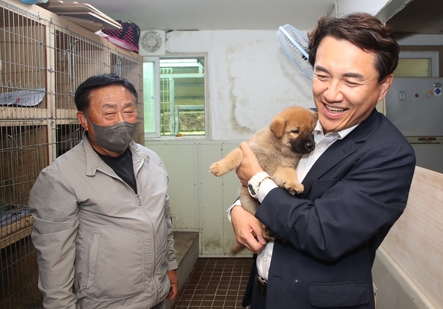 ▲ 김진태 강원도지사가 지난 21일 원주유기동물센터를 방문, 입양한 강아지를 안고 즐거워하고 있다.ⓒ강원도