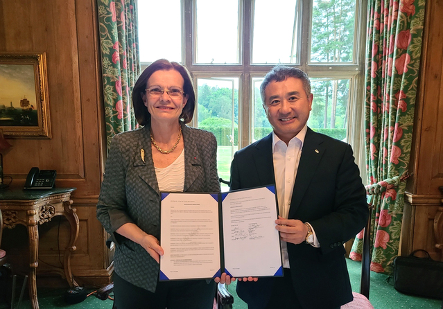 ▲ 권병현 LIG넥스원 부문장(오른쪽)과 파스칼 수리세 네덜란드 탈레스 수석부회장(왼쪽)이 영국 런던에서 열린 판버러 에어쇼에서 'MRO 및 성능개선 분야'를 체결 후 기념사진 촬영을 하고 있다.ⓒLIG넥스원