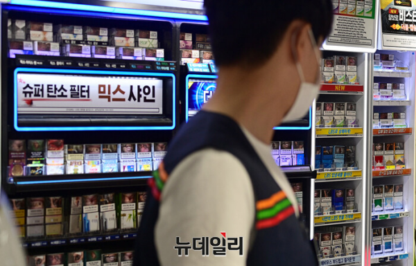 ▲ 현재 면세점에서는 일반담배를 30달러, 궐련형 전자담배를 34달러에 팔고 있다. 일반담배는 22일 10시 기준 환율로 약 3만9300원, 궐련형 전자담배는 약 4만4580원이다. 편의점에서 파는 정가 담배 4만5000원에 근접한 상황이다. ⓒ뉴데일리DB