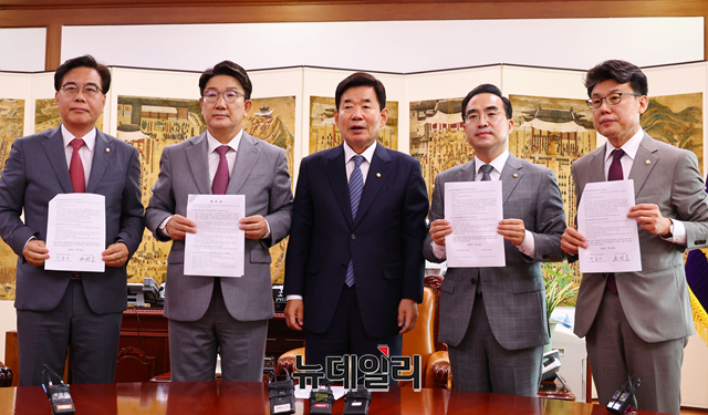 ▲ 권성동 국민의힘 당대표 직무대행 겸 원내대표와 박홍근 민주당 원내대표가 22일 오전 국회 의장실에서 김진표 국회의장 주재 열린 여야 원내대표 회동에서 원구성 합의문을 들고 기념촬영을 하고 있다.ⓒ이종현 기자