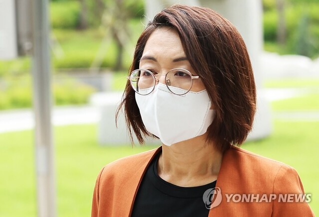 ▲ 뇌물수수와 직권남용권리행사방해 혐의로 기소된 은수미 전 성남시장이 22일 오전 경기도 수원시 영통구 수원지방법원에서 열린 결심 공판에 출석하고 있다.ⓒ연합뉴스