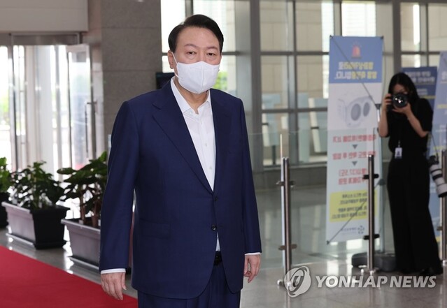 ▲ 윤석열 대통령이 22일 오전 서울 용산구 대통령실 청사로 출근하고 있다 ⓒ연합뉴스