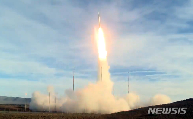 ▲ 2019년 12월 캘리포니아주 반덴버그 공군기지에서 실시한 신형 중거리 지상발사 탄도미사일 시험발사. ⓒ뉴시스. 무단전재 및 재배포 금지.