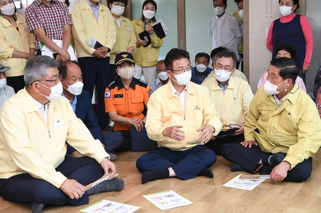 ▲ 이철우 지사는 22일 무더위쉼터로 지정된 봉황마을경로당을 방문해 코로나19 재유행에 대비한 방역지침 준수 등 전반적인 운영 실태를 점검하고 이용자들의 건의사항도 청취했다.ⓒ경북도