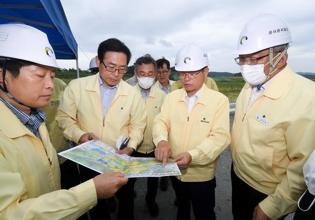 ▲ 이 지사는 도청신도시 2단계 공사현장을 찾아 열사병예방 기본수칙 준수, 폭염이 심한 낮 시간대 작업 중지 여부, 야외근로자 휴식공간 설치 등 폭염대비 기본수칙 준수여부도 살펴봤다.ⓒ경북도