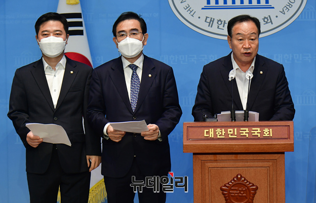 ▲ 한기호·태영호·지성호 국민의힘 의원이 22일 오전 국회 소통관에서 탈북민 강제 북송 진실규명 촉구 기자회견을 하고 있다.ⓒ이종현 기자