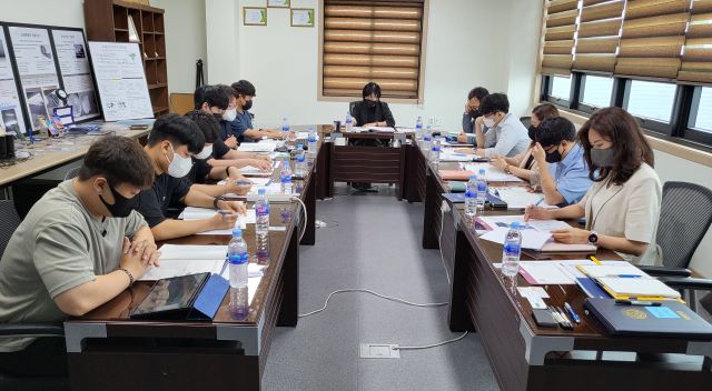 ▲ 충북대 공동훈련센터가 지난 21일 이피캠텍㈜ 회의실에서 이 회사 임직원, 건국대 글로컬캠퍼스 장호현 교수 연구팀 등 사업관계자들이 참석한 가운데 ‘지역혁신프로젝트(K-Battery 산업 구직자 참여형 R&D 지원사업) 착수보고회’를 가졌다.ⓒ충북대
