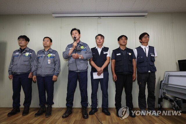 ▲ 22일 경남 거제시 대우조선해양 옥포조선소에서 협력사 대표인 권수오 녹산기업 대표가 발언하고 있다. ⓒ연합뉴스