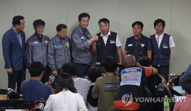 ▲ 대우조선해양 하청 노사협상이 극적으로 타결된 22일 경남 거제시 대우조선해양 옥포조선소에서 협력사 대표들과 하청노조 조합원들이 악수하고 있다. 왼쪽, 네 번째부터 권수오 녹산기업 대표, 홍지욱 금속노조 부위원장, 윤장혁 금속노조 위원장ⓒ연합뉴스
