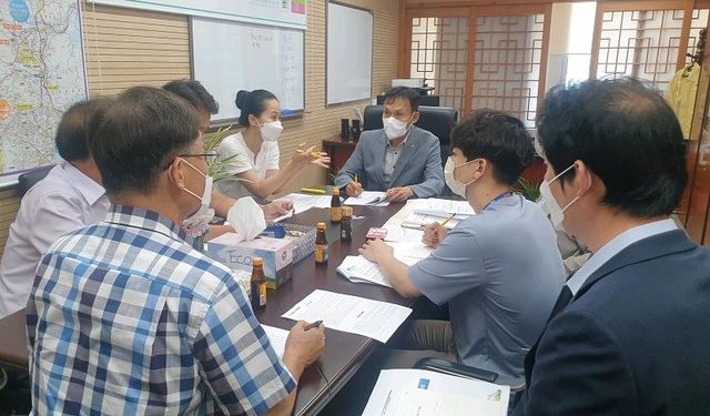 ▲ 세종시의회 산업건설위원회 윤지성 의원이 지난 20일 최근 해밀동 라포르테 하자 갈등과 관련해  입주 예정자들과 간담회를 하고 있다.ⓒ세종시의회