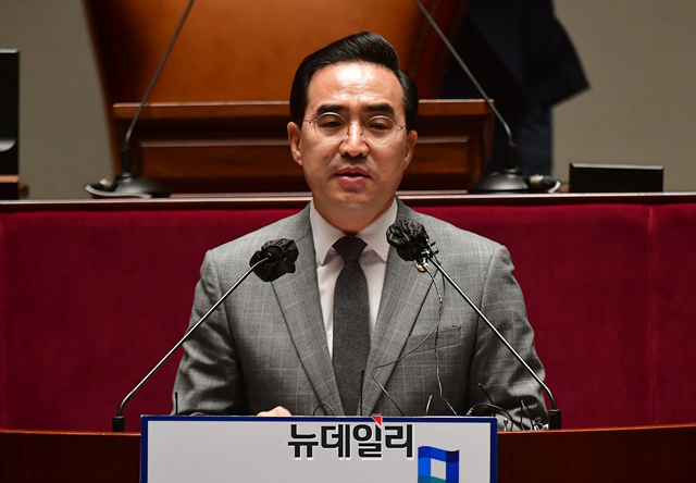 ▲ 박홍근 더불어민주당 원내대표가 지난 22일 오전 국회 본청 예결위회의장에서 열린 의원총회에서 모두발언을 하고 있다.ⓒ이종현 기자