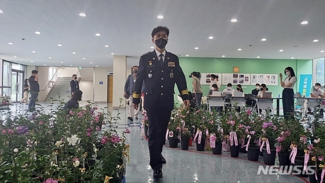 ▲ 23일 행정안전부 경찰국 신설에 반발, 충남 아산시 경찰인재개발원 최규식홀에서 열리는 ‘전국 경찰서장 회의’에 주최자로 알려진 류삼영 울산중부경찰서장이 가장 먼저 회의장으로 입장하고 있다. ⓒ뉴시스