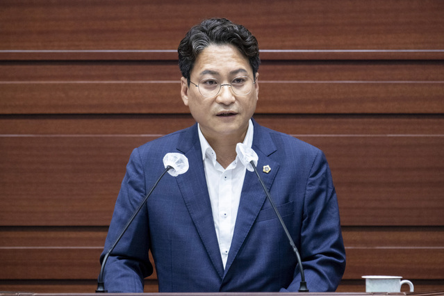 ▲ 경북도의회 배진석 의원(경주)은 22일 제333회 경북도의회 임시회 제2차 본회의 5분 자유발언에 나서  출자·출연기관 통폐합 과정과 절차에 대해 ‘도의회와 기초자치단체 패싱’문제를 지적했다.ⓒ경북도의회