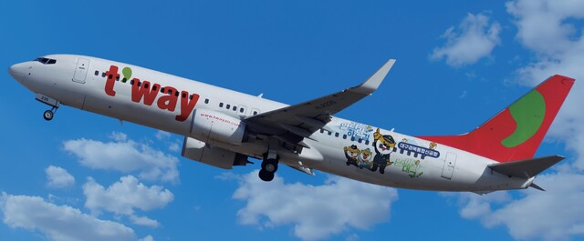 ▲ 7월 24일 항공기 동체에 대구경북통합신공항 홍보용 래핑을 한 ㈜티웨이항공의 B737 항공기가 베트남 다낭에서 출발해 대구공항에 도착했다.ⓒ대구시