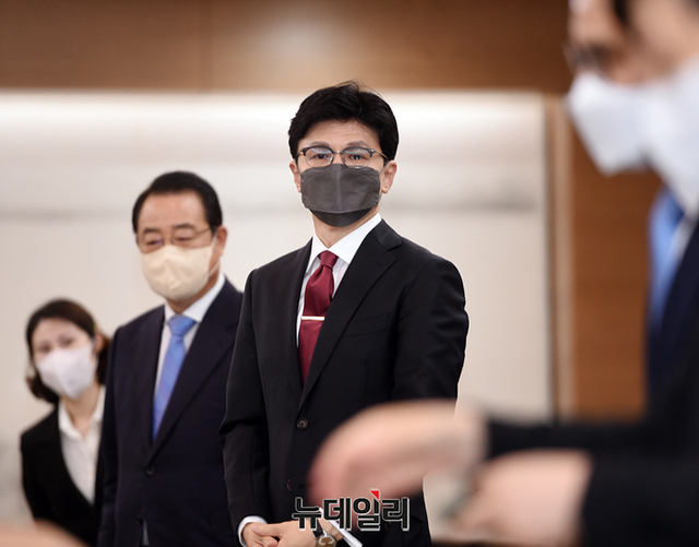 ▲ 한동훈 법무부 장관이 지난 14일 오후 서울 서초구 대법원에서 열린 대법관 후보 추천위원회에 참석해 자리하고 있다. ⓒ정상윤 기자(사진=공동취재단)