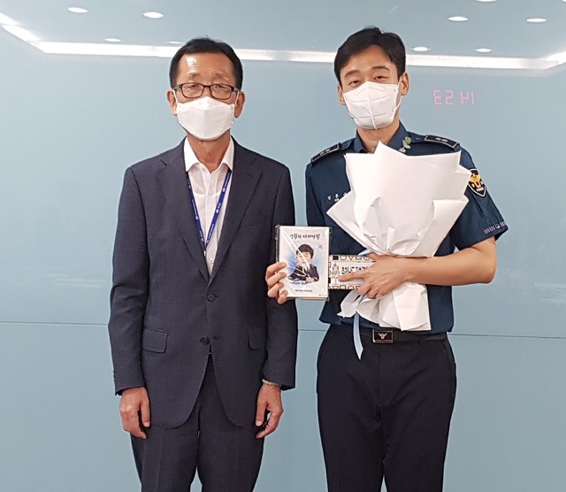 ▲ 충남자치경찰위원회가 7월 이달의 자치경찰에 선정한 김동규 경감(우측).ⓒ충남자치경찰위원회