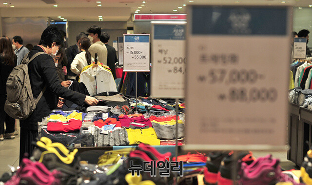 ▲ 백화점에서 물건을 구경하고 있는 소비자들. ⓒ뉴데일리DB