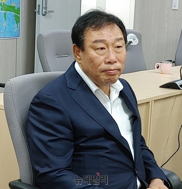 ▲ 최민호 세종시장이 25일 오전 세종시청 브리핑룸에서 간담회를 열어 기존 총리실을 대통령 집무실로 사용하고 오는 2027년 대통령 제2집무실 별도 청사를 짓는 건 지금부터 계속 변함없이 추진하고 있다고 밝히고 있다.ⓒ이길표 기자