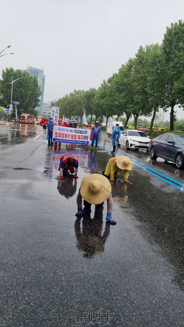 ▲ 장맛비를 맞으며 기어가기 시위를 하고 있는 모습. ⓒ 공전협