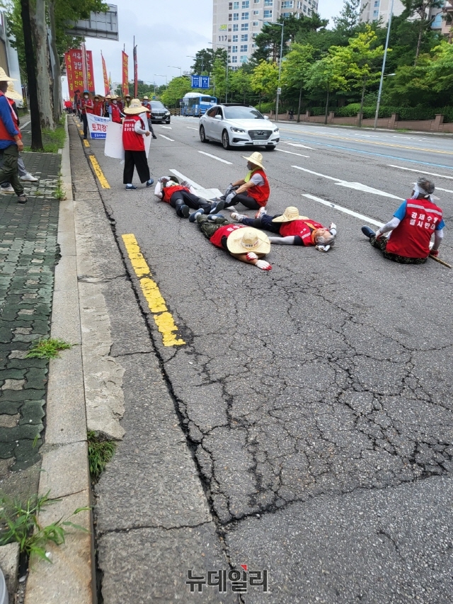 ▲ 기어가기 시위 7일째인 어제 참여회원들이 지쳐 쓰러진 모습. ⓒ 공전협